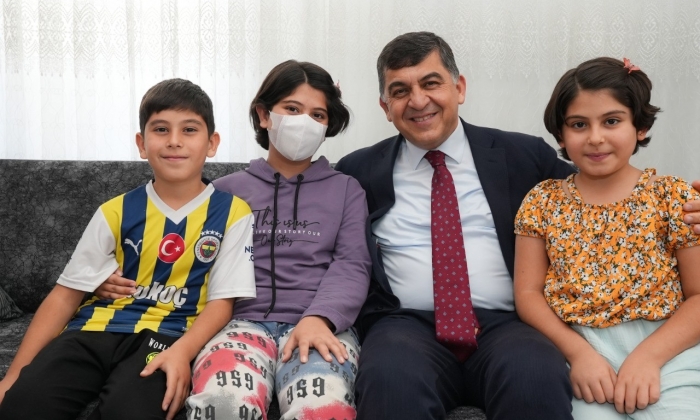 BAŞKAN FADILOĞLU, LÖSEMİ HASTASI HATİCE’Yİ ZİYARET ETTİ
