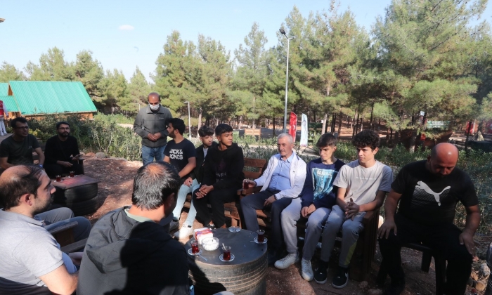 BAŞKAN TAHMAZOĞLU DEPREMZEDE ÖĞRENCİLERİ ECDATLA BULUŞTURDU