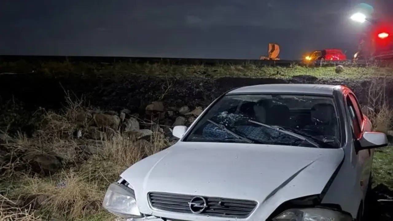 Şarampole devrilen otomobildeki 3 kişi yaralandı