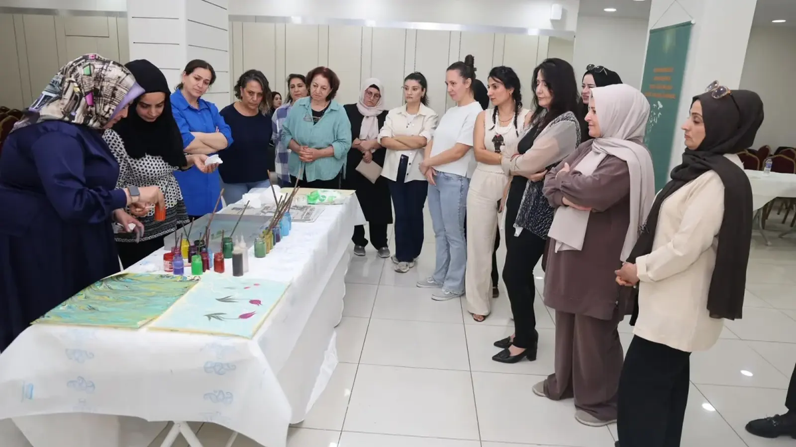 Artuklu Belediyesi Kadın Dayanışma ve Yaşam Merkezinde Ebru Sanatı Atölyesi