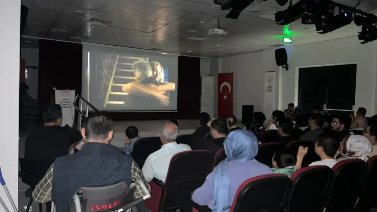 Özel bireyler film izledi