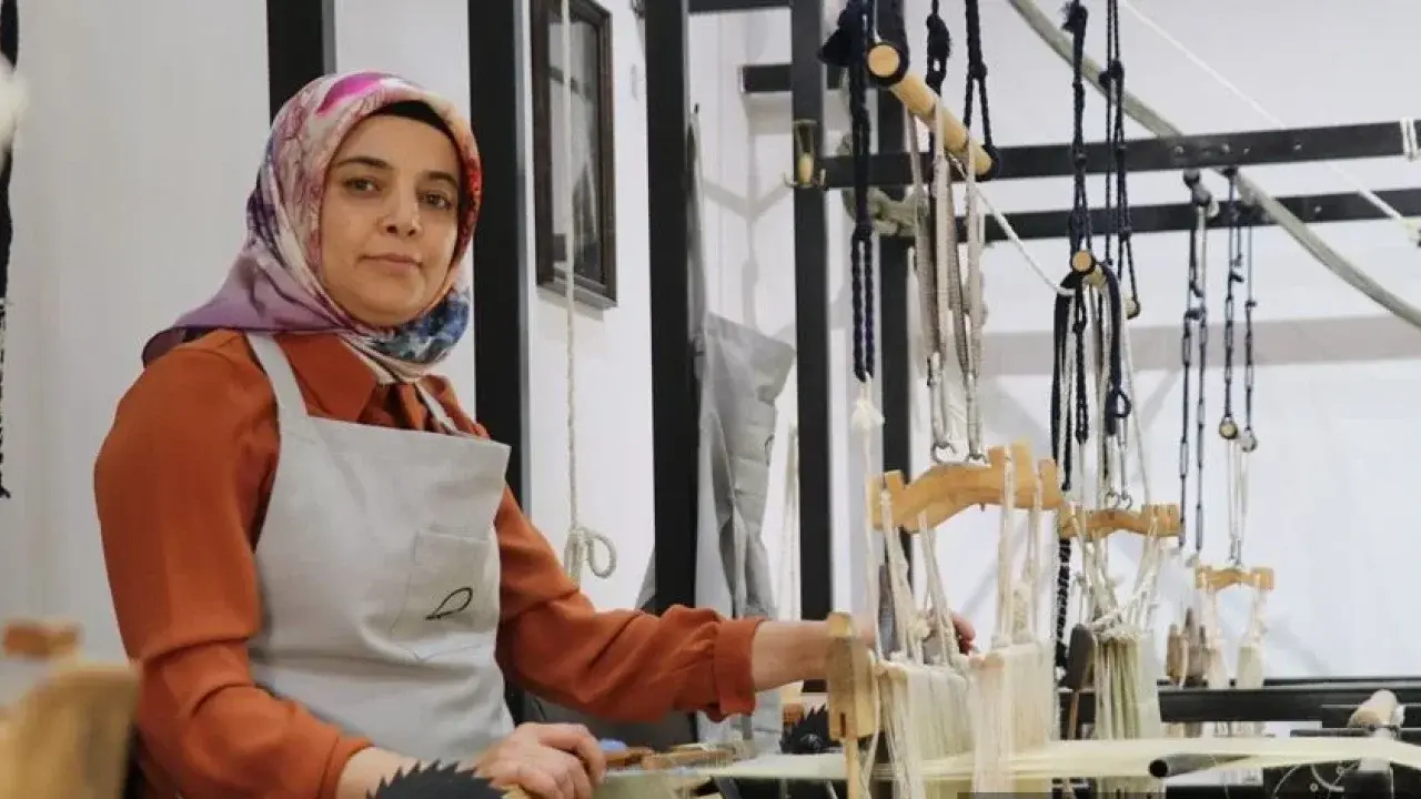 Anneannesinden öğrendiği dokumayı mesleğe dönüştürdü, şal şepik ustalığına adım attı