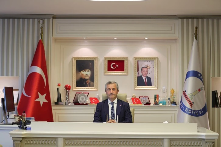 Antep halkının düşmana eğilip bükülmeden dünyanın örnek aldığı bir kahramanlık sergilediğini altını çizen Oğuzeli Belediye Başkanı Mehmet Sait Kılıç, &quot;Sergilenen savunma ve direniş, tarihimizde vatan, millet sevgisi v