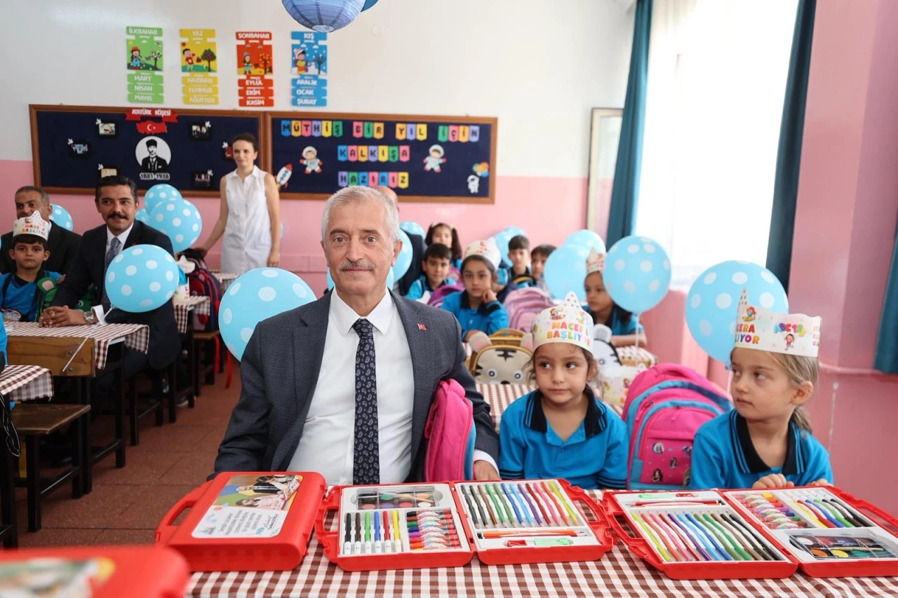 BAŞKAN TAHMAZOĞLU’NDAN ÖĞRENCİLERE 881.000 ADET BOYAMA SETİ
