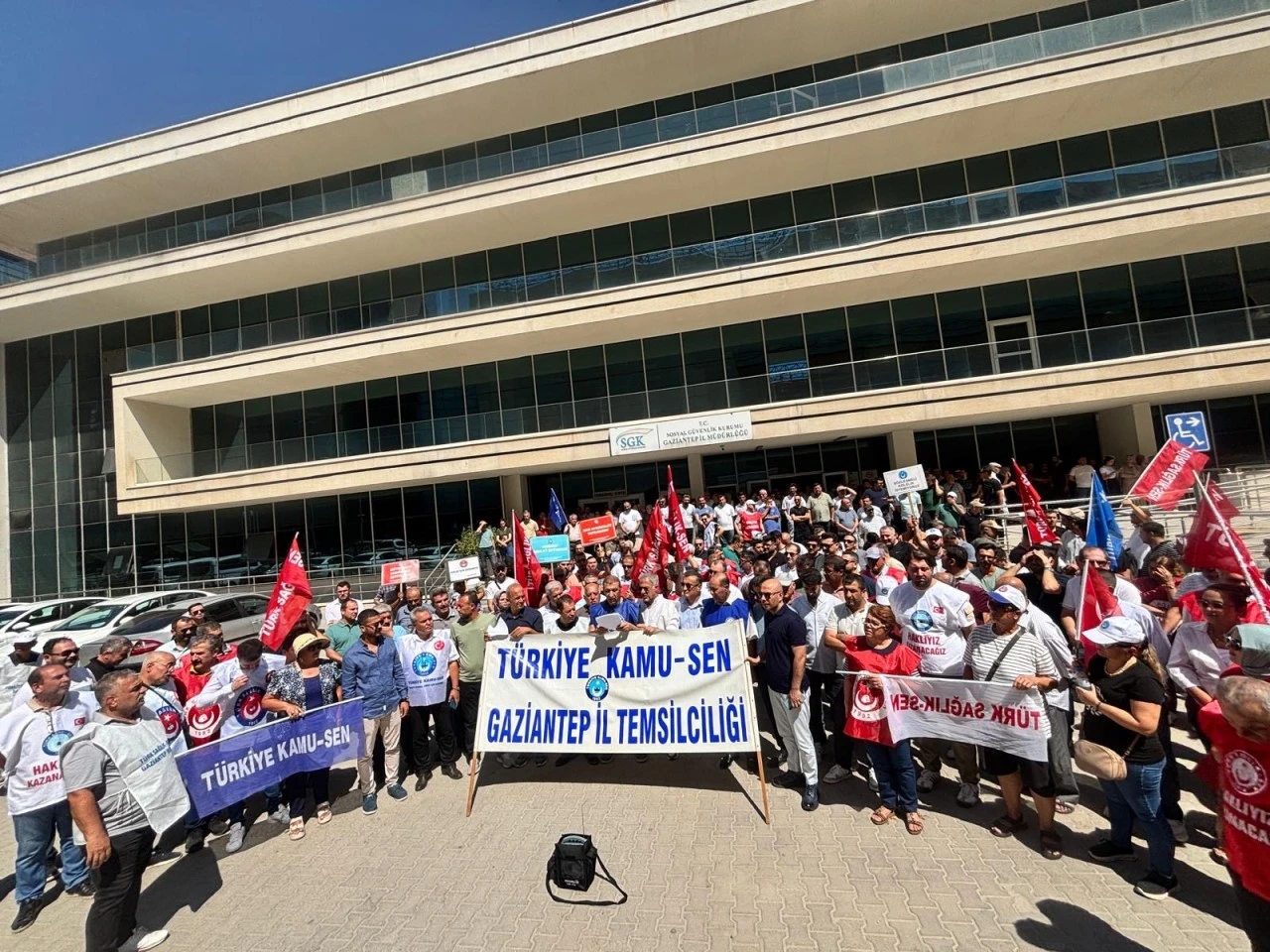 GAZİANTEP’TE KAMU SEN’E BAĞLI MEMURLAR İŞ BIRAKTI