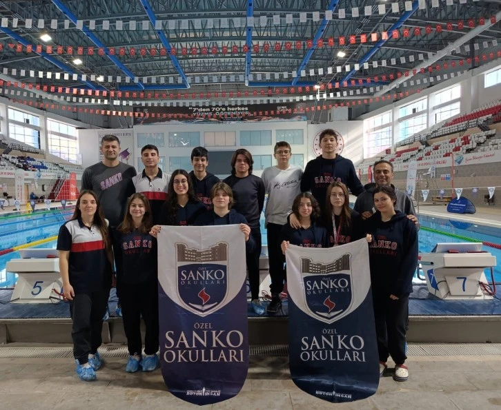 SANKO OKULLARI ÖĞRENCİLERİ YÜZMEDE BÖLGE İKİNCİSİ OLDU