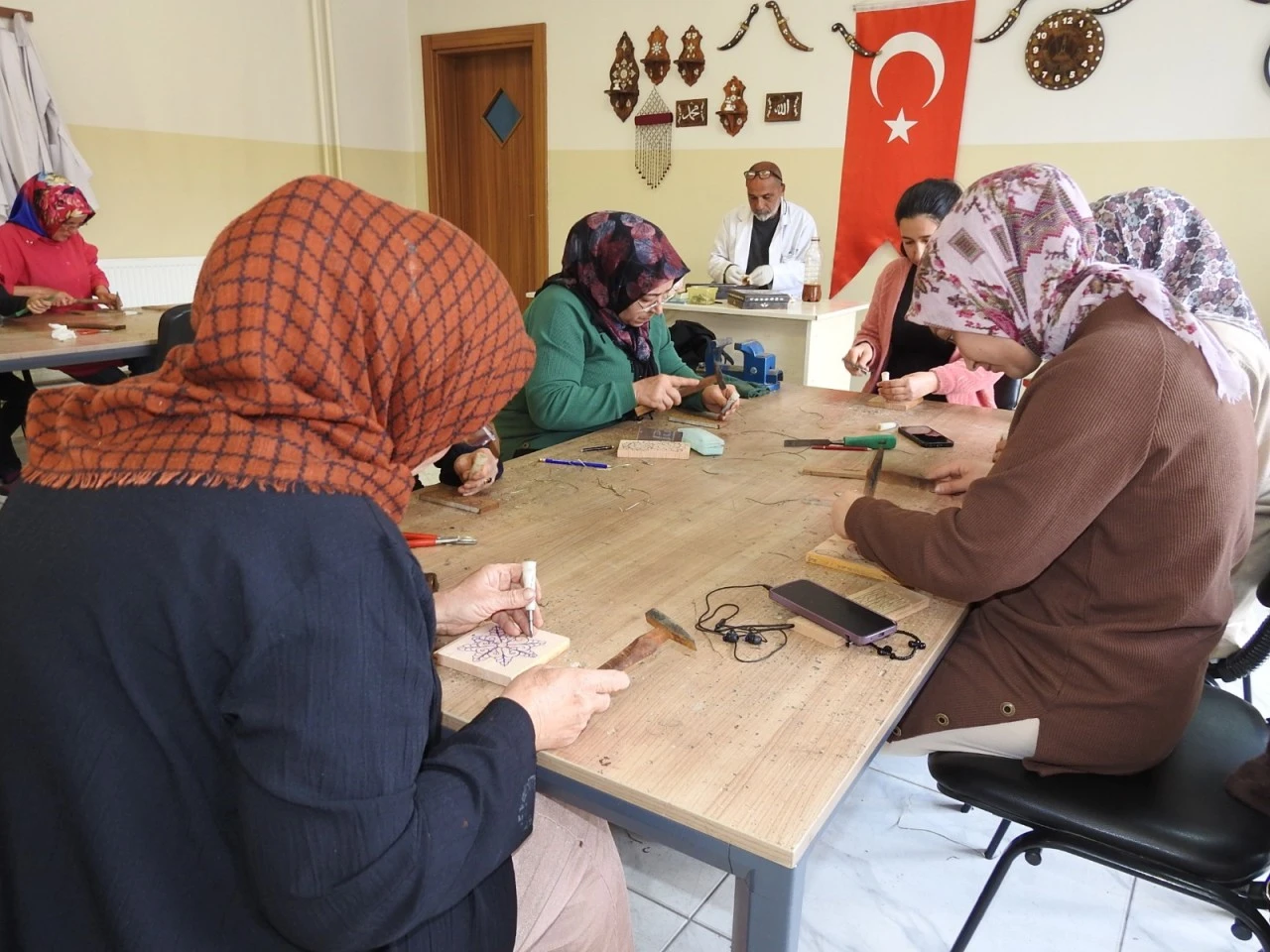 KADINLAR, SEDEF KAKMA İŞLEMECİLİĞİNİ ŞAHİNBEY BELEDİYESİ TESİSİLERİNDE ÖĞRENİYOR