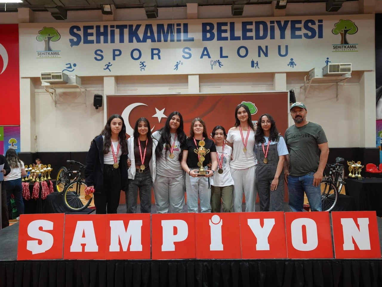 ŞEHİTKAMİL’DE BAŞARILI SPORCULAR ÖDÜLLENDİRİLDİ   