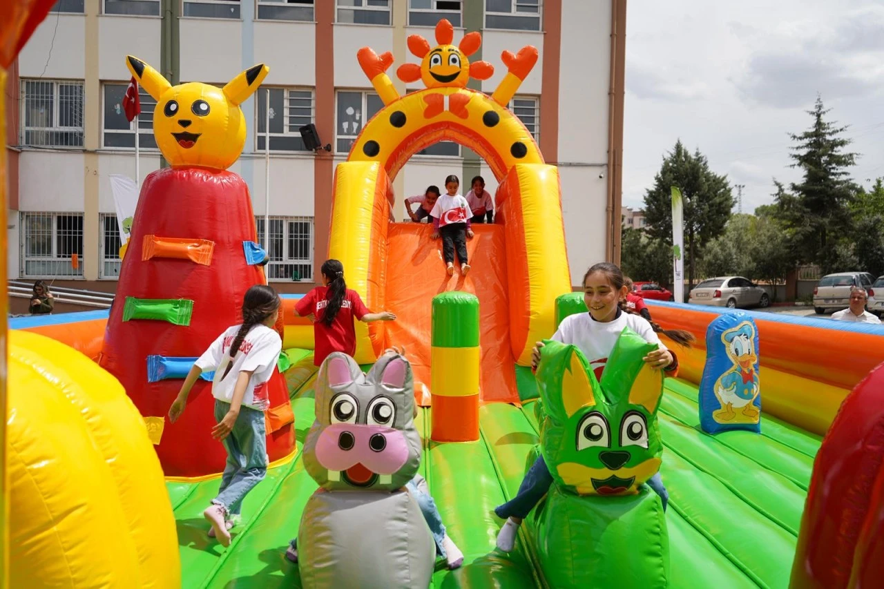 DEZAVANTAJLAR, &Ccedil;OCUKLARIN Y&Uuml;Z&Uuml;NDEKİ G&Uuml;L&Uuml;MSEMEYLE AVANTAJA D&Ouml;N&Uuml;ŞT&Uuml;