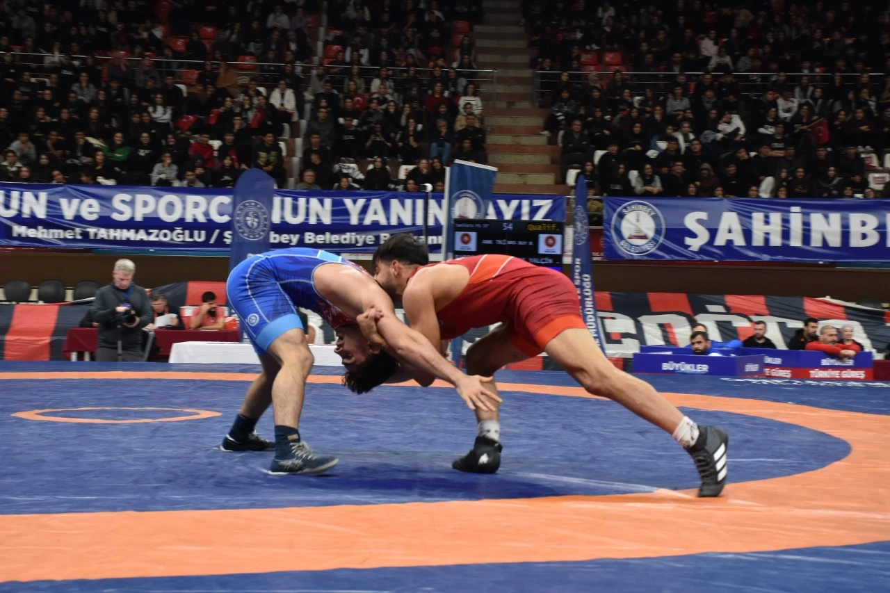 ŞAHİNBEY BELEDİYESİ EV SAHİPLİĞİNDE TÜRKİYE GÜREŞ ŞAMPİYONASI BAŞLADI