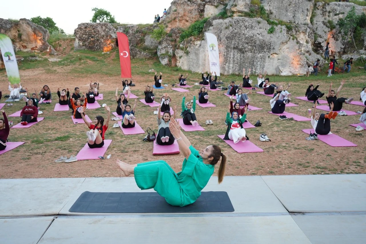 ŞEHİTKAMİL&rsquo;DE, &ldquo;D&Uuml;L&Uuml;K&rsquo;TE YOGA BULUŞMASI&rdquo; YOĞUN İLGİ G&Ouml;RD&Uuml;   