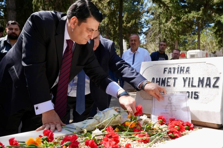 MAZBATAYI ALAN BAŞKAN YILMAZ, İLK ZİYARETİNİ BABASININ KABRİNE YAPTI