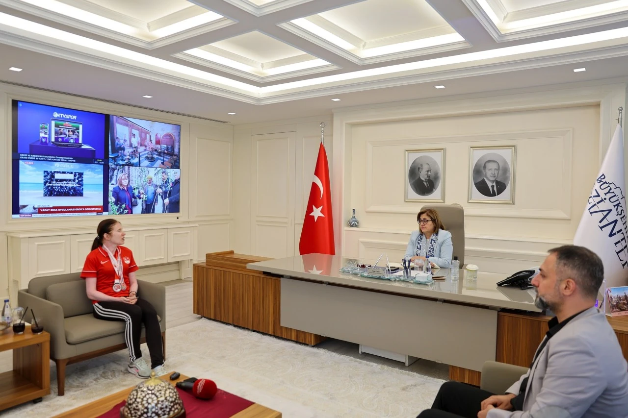  GAZİANTEP BÜYÜKŞEHİR’İN BAŞARILI SPORCULARI, BAŞKAN FATMA ŞAHİN İLE BUL