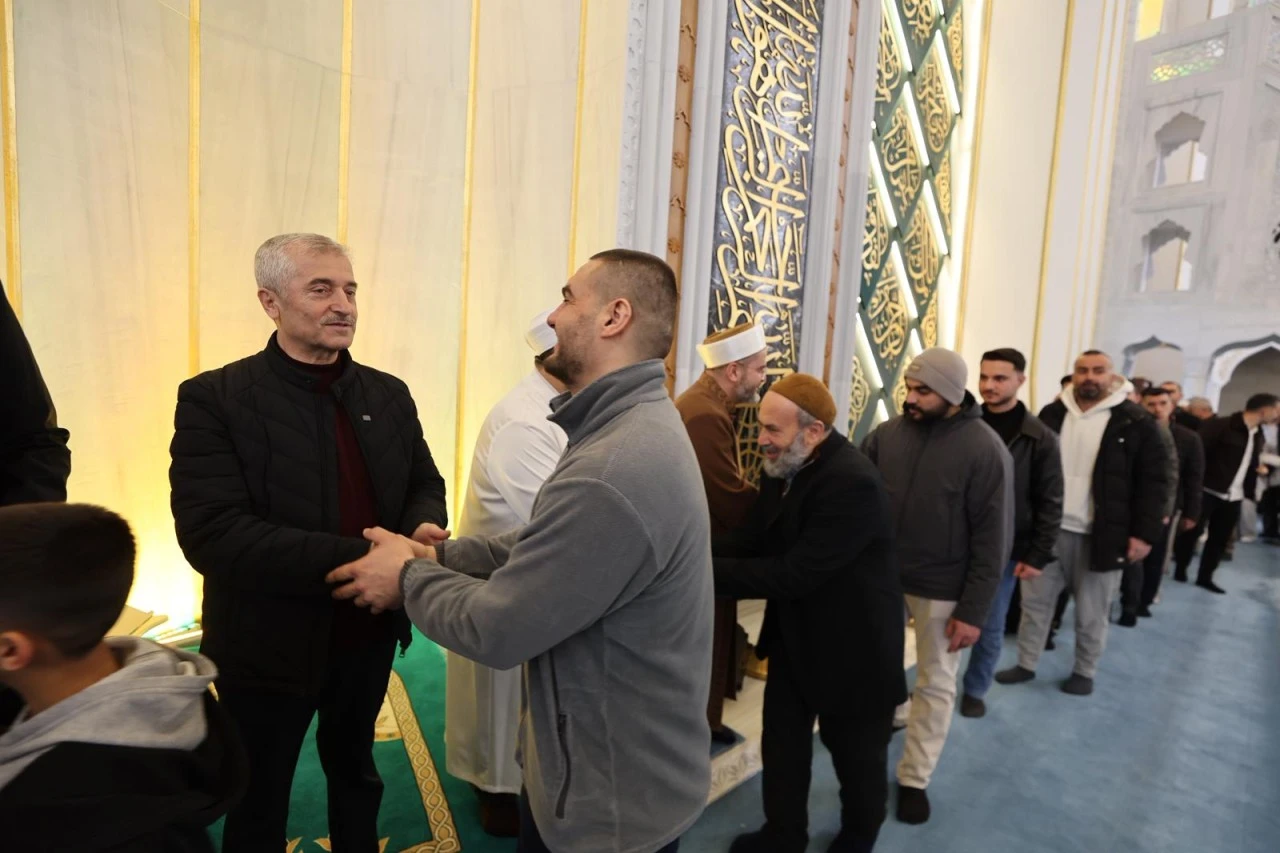 BAŞKAN TAHMAZOĞLU VATANDAŞLARLA BAYRAMLAŞTI