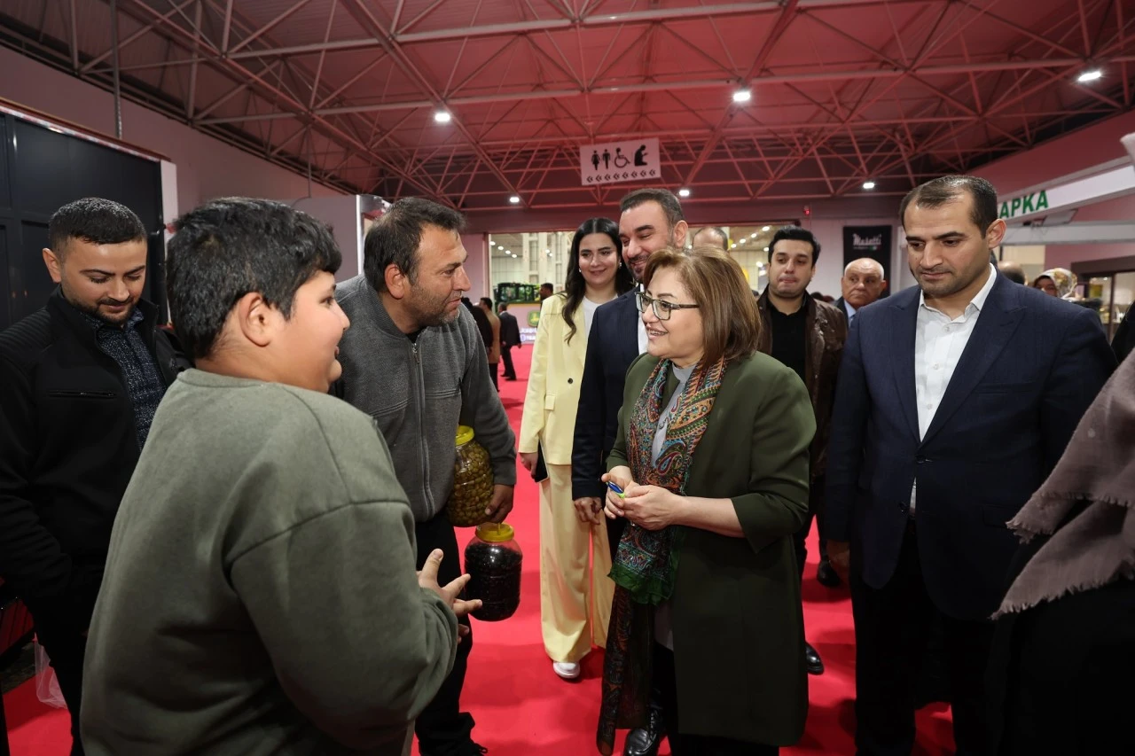 BAŞKAN ŞAHİN STANTLARI ZİYARET ETTİ