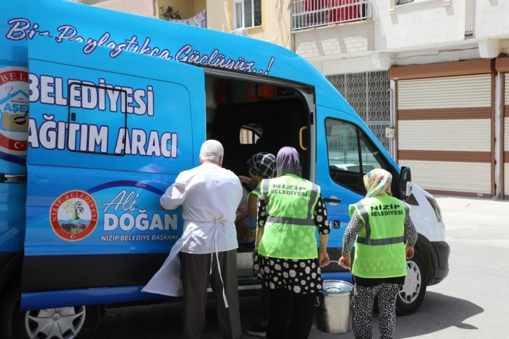 Nizip Belediyesi’nden ihtiyaç sahiplerine yemek yardımı