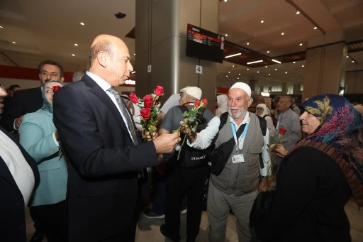 300 KİŞİLİK İLK KAFİLE UMRELERİNİ TAMAMLAYARAK YURDA DÖNDÜ