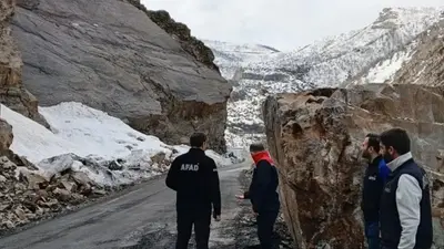  Tehlike oluşturan kayaları AFAD temizliyor