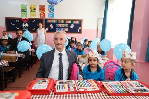 BAŞKAN TAHMAZOĞLU’NDAN ÖĞRENCİLERE 881.000 ADET BOYAMA SETİ