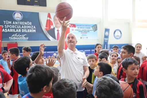 BAŞKAN TAHMAZOĞLU YAZ SPOR OKULU ÖĞRENCİLERİYLE BULUŞTU