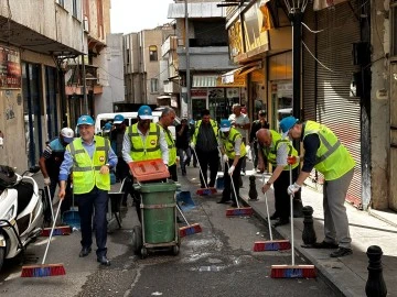 Belediye yetkilileri eline fırçayı alıp sokağa indi