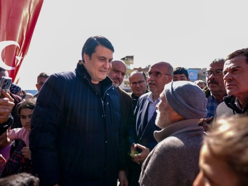 BAŞKAN YILMAZ İLE PAZARCI ESNAFI ARASINDA G&Uuml;L&Uuml;MSETEN DİYALOG