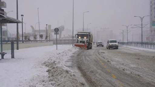 GAZİANTEP B&Uuml;Y&Uuml;KŞEHİR&rsquo;DEN KARLA M&Uuml;CADELEDE KESİNTİSİZ &Ccedil;ALIŞMA