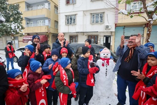 GAZİANTEP B&Uuml;Y&Uuml;KŞEHİR BELEDİYESİ, &Ccedil;OCUKLARIN KAR SEVİNCİNE HEDİYELERLE ORTAK OLDU