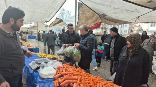 BAŞKAN TAHMAZOĞLU SEMT PAZARI ESNAFINI ZİYARET ETTİ
