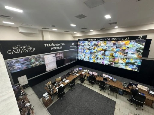 KARLA M&Uuml;CADELEDE TRAFİK KOORDİNASYON MERKEZİ&rsquo;NDE ŞEHRİN NABZI TUTULUYOR