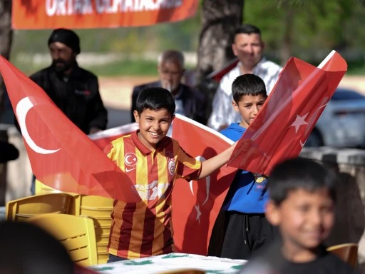 DÜLÜK, YILMAZ’I BAĞRINA BASTI