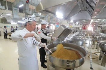 BAŞKAN TAHMAZOĞLU VATANDAŞLAR İÇİN KENDİ ELLERİYLE YEMEK YAPTI   