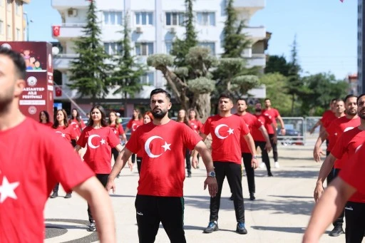 BÜYÜKŞEHİRİN DESTEKLERİYLE 200 ÖĞRETMENDEN ATA’YA ZEYBEKLİ SAYGI DURUŞU   