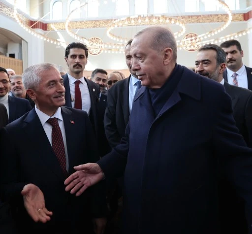 CUMHURBAŞKANI ERDOĞAN&rsquo;A BAŞKAN TAHMAZOĞLU&rsquo;NDAN ANLAMLI HEDİYE