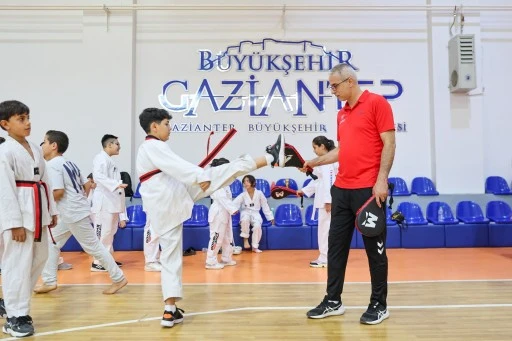 BAŞKAN ŞAHİN YAZ OKULLARI’NDAN YARARLANAN ÇOCUKLARLA BİR ARAYA GELDİ