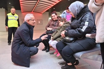 BAKAN URALOĞLU, ANKARA UÇAĞINA METROYLA ULAŞTI