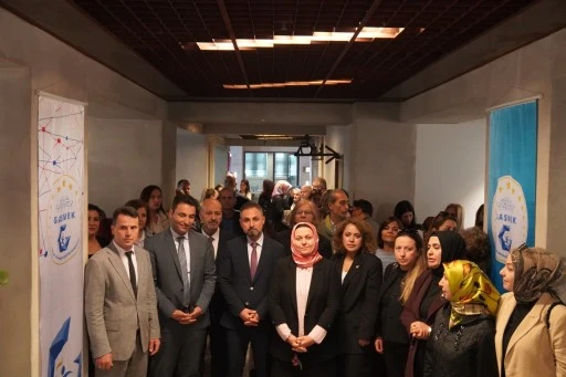 GAZETECİ ALİ ATALAR&rsquo;IN &ldquo;ANADOLU&rsquo;NUN Y&Uuml;ZLERİ &ldquo; SERGİSİ İLGİ G&Ouml;R&Uuml;YOR.