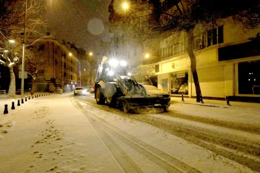 GAZİANTEP B&Uuml;Y&Uuml;KŞEHİR YOĞUN KAR YAĞIŞINDA T&Uuml;M EKİPLERİYLE SAHADA