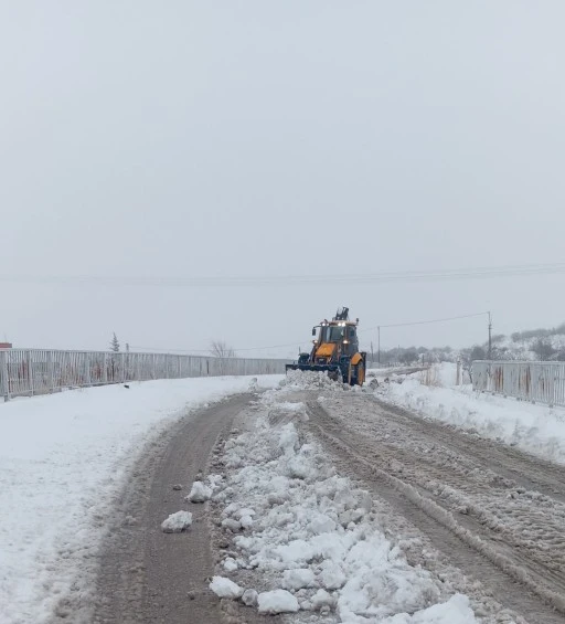  GAZİANTEP B&Uuml;Y&Uuml;KŞEHİR&rsquo;DEN K&Ouml;Y YOLLARINDA YOĞUN KARLA M&Uuml;CADELE