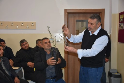 ŞAHİNBEY BELEDİYESİ&rsquo;NDEN &Ccedil;İFT&Ccedil;İLERE BUDAMA EĞİTİMİ