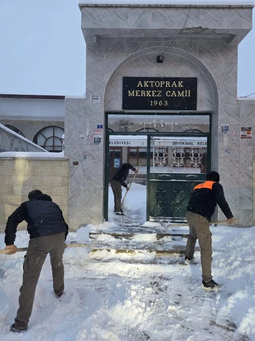 ŞEHİTKAMİL&rsquo;DE CAMİLERDE KAR TEMİZLİĞİ