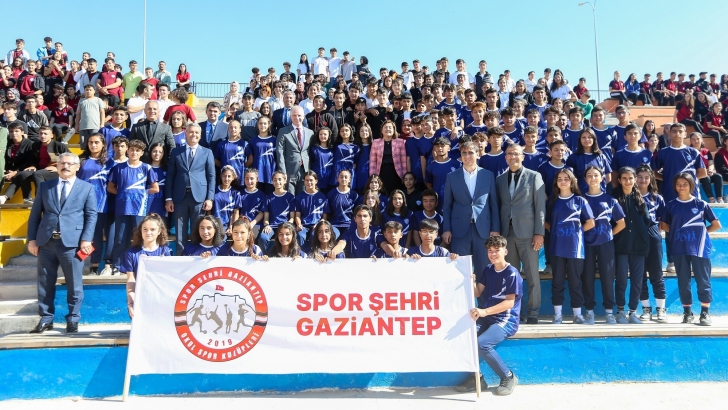 “SPOR ŞEHRİ”NİN OKULLARINA SPOR MALZEMESİ DESTEĞİ