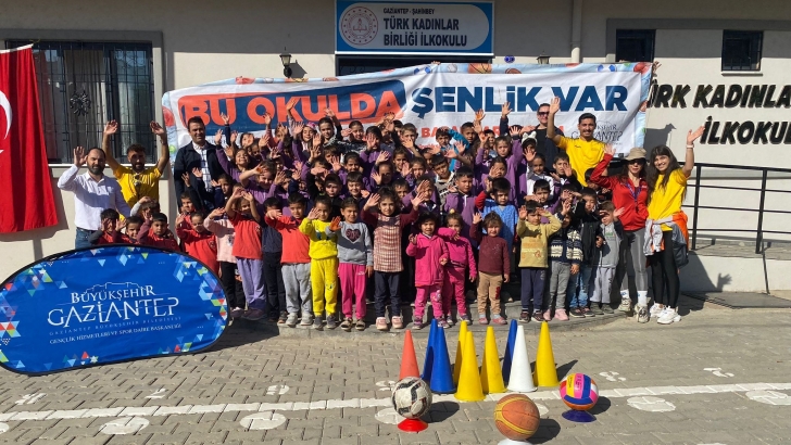 BU OKULDA ŞENLİK VAR EKİBİ BİNLERCE ÇOCUKLA BULUŞMAYA DEVAM EDİYOR