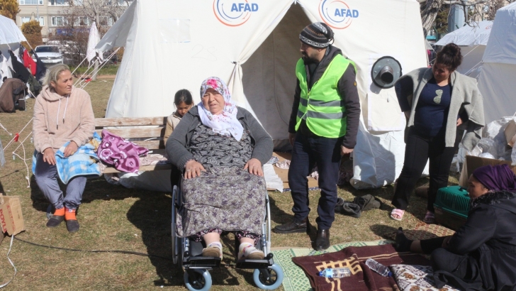 ENGELLİ DEPREMZEDELERİN MEDİKAL MALZEME İHTİYACINI KARŞILIYOR!