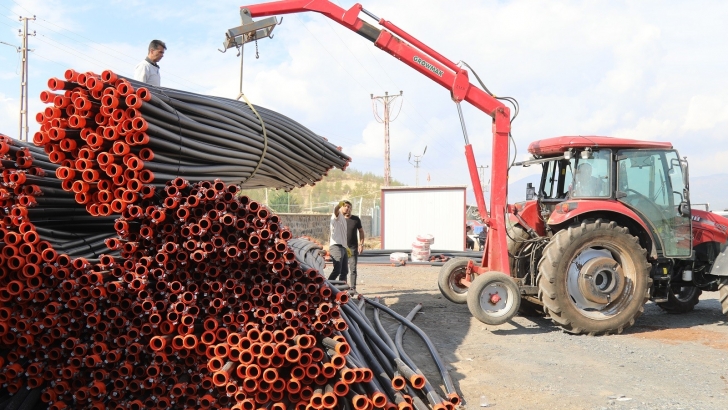 BÜYÜKŞEHİR, DEPREMDEN ETKİLENEN ÇİFTÇİLERE SULAMA SİSTEMİ DESTEĞİ VERİYOR