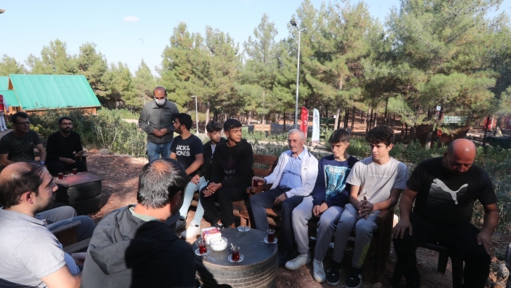 BAŞKAN TAHMAZOĞLU DEPREMZEDE ÖĞRENCİLERİ ECDATLA BULUŞTURDU