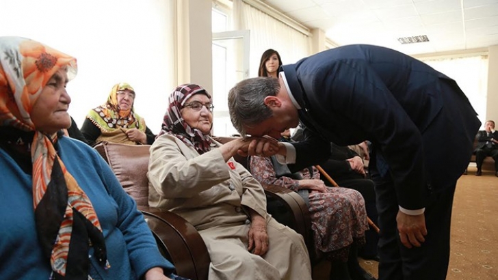 BAŞKAN TAHMAZOĞLU, ANNELER GÜNÜ’NÜ KUTLADI