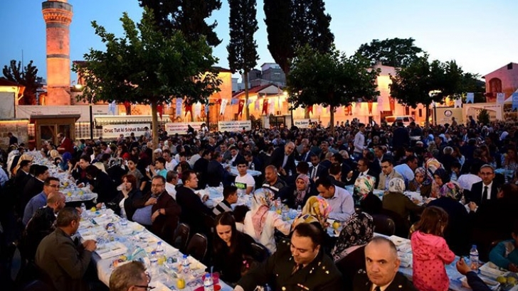 GAZİANTEP VALİLİĞİ’NDEN ŞEHREKÜSTÜ KONAKLARI’NDA İFTAR YEMEĞİ