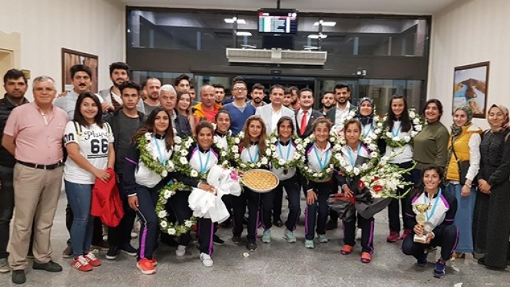 Türk Milleti Avrupa Şampiyonlarını Bağrına Bastı