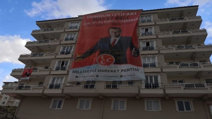 Gaziantep’te binalar MHP bayraklarına büründü